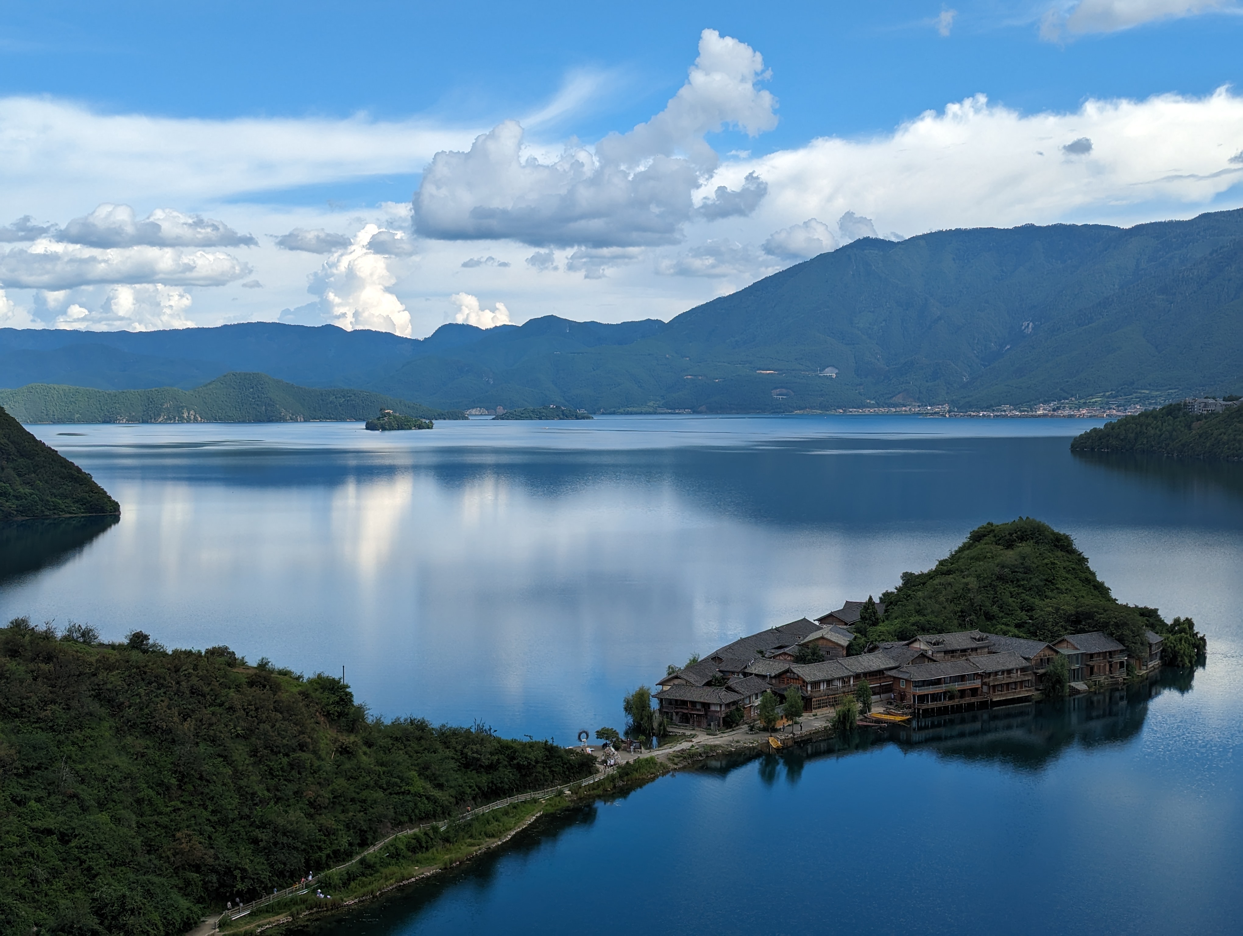 泸沽湖风光 — Wikimedia Commons 精选