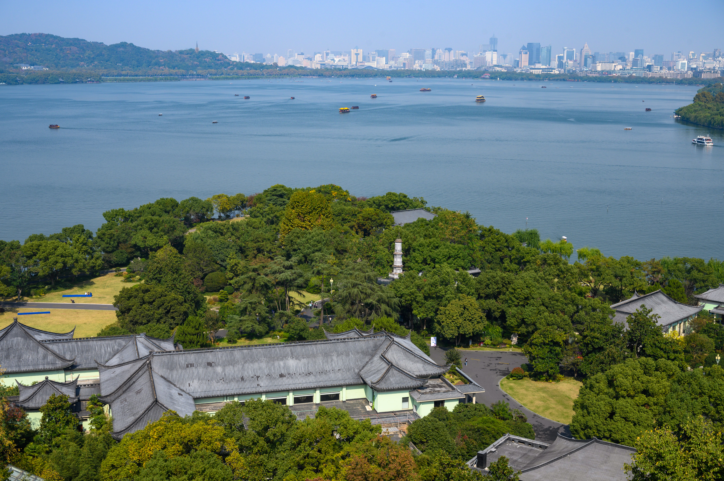 杭州西湖全景 - 图片来自 Wikimedia Commons